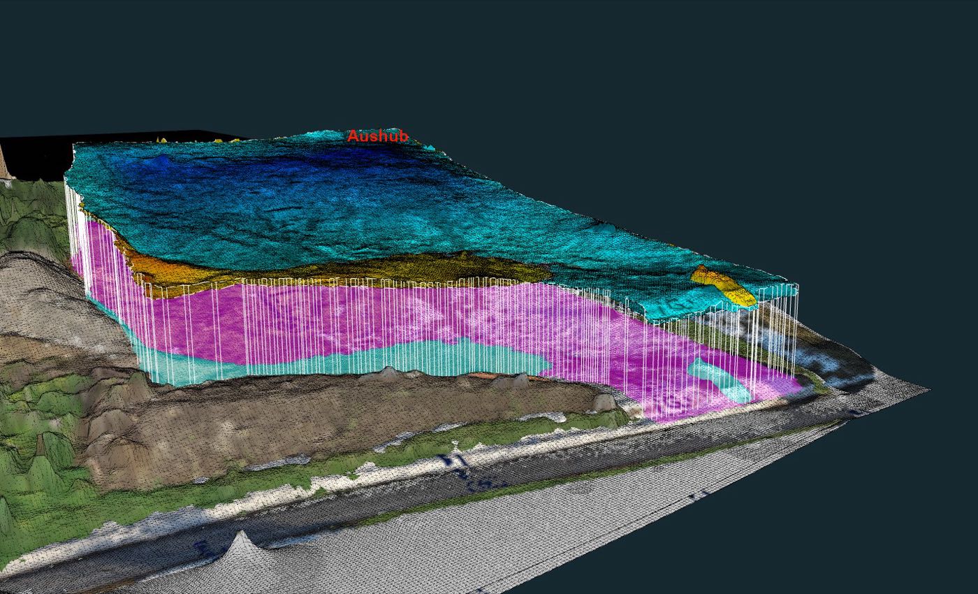 Digitales Geländemodell einer Baustelle mit farblich abgesetzten Schichten und markiertem Aushub