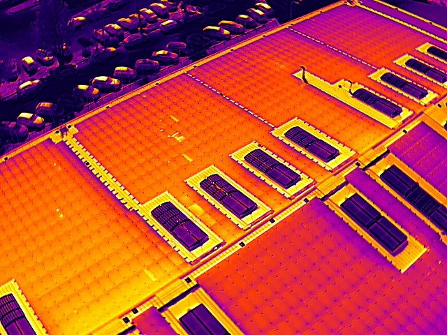 Wärmebild derselben 2-MW-Photovoltaikanlage aus der Luft