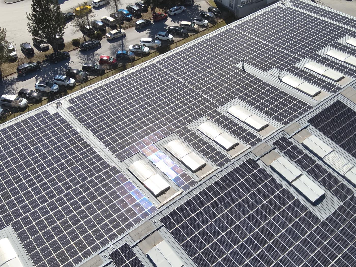 Luftbild der 2-MW-Photovoltaikanlage auf einem Industriedach